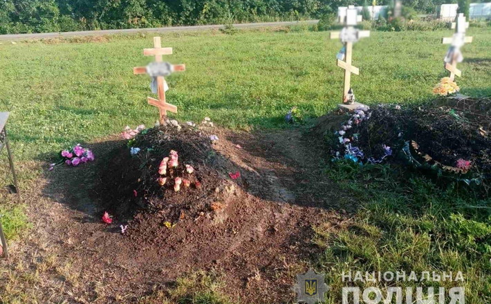 На Черкащині чоловік випалював дріт із траурних вінків на могилах (ФОТО)