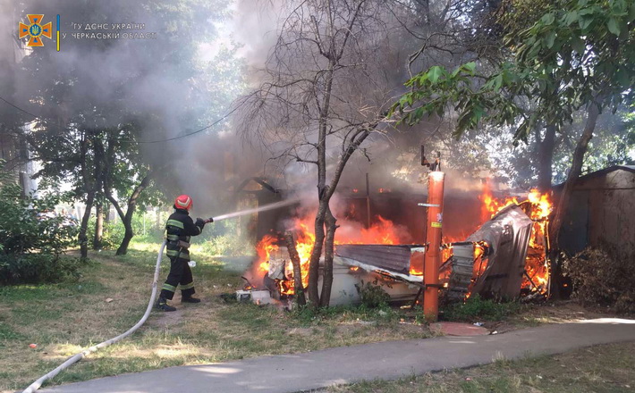 На Уманщині загорівся кемпінг-причеп (ФОТО)