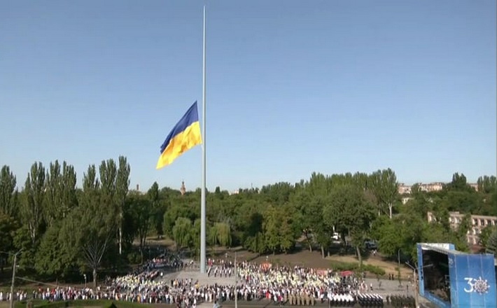 На Черкащині підняли найбільший прапор області за участі президента України (ВІДЕО)