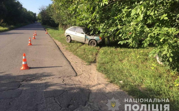 Унаслідок зіткнення з деревом загинув водій Таврії (ФОТО)