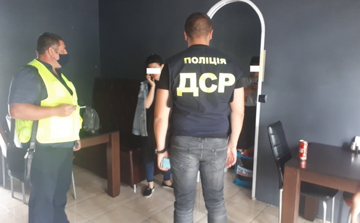 Нелегально працювали у закладі харчування: міграційники виявили порушників