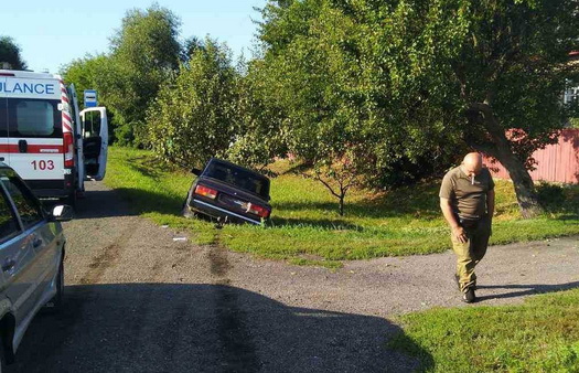 Авто з’їхало в кювет: у ДТП постраждало двоє дітей