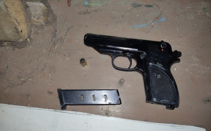 У Черкасах чоловік погрожував пістолетом матері з дитиною