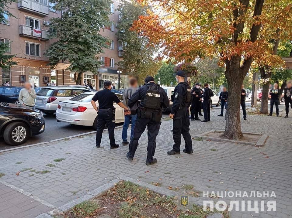 У центрі Черкас поліція затримала озброєних чоловіків