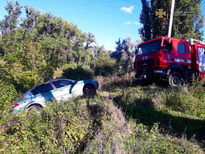 Рятувальники Черкащини витягли автомобіль зі ставка