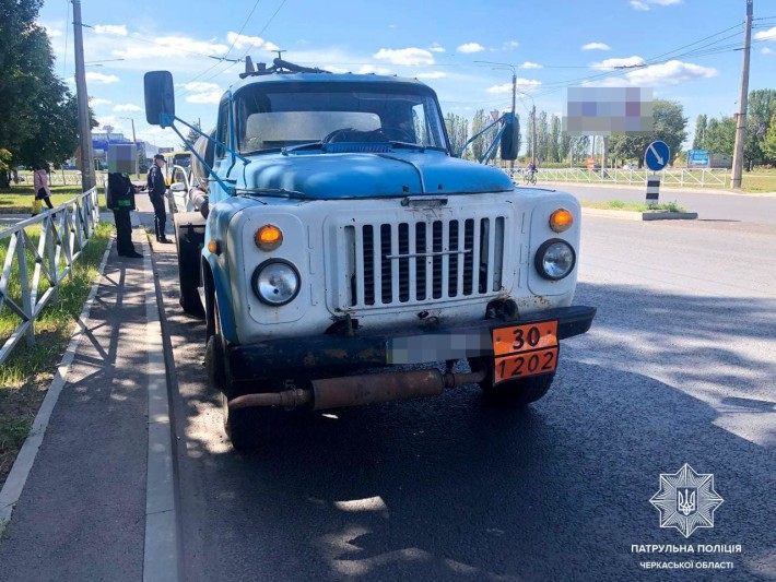 Порушував правила перевезення небезпечних вантажів на авто, яке у розшуку: поліція затримала порушника