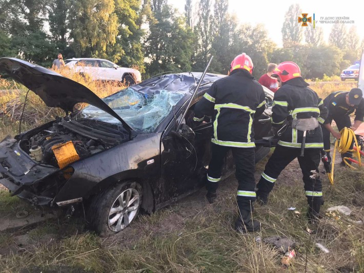 На Черкащині рятували водія з авто після ДТП