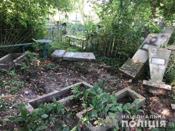 Обкрадав кладовища: на Черкащині затримали злодія