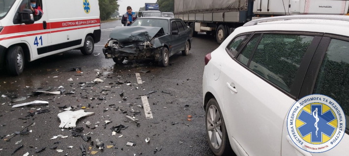 На виїзді з Черкас масштабна ДТП з постраждалими: водіїв попереджають про ускладнений рух (ВІДЕО, ФОТО)