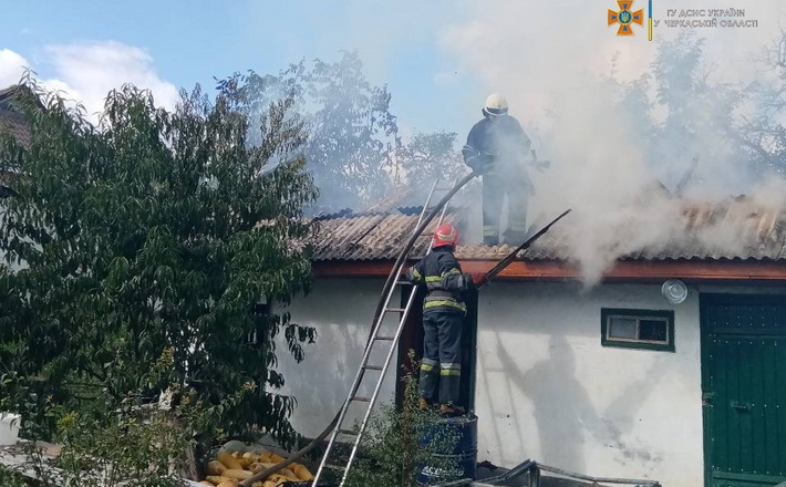 На Черкащині рятувальники ліквідували пожежу в надвірній споруді