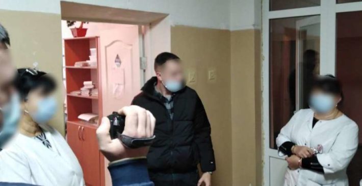 Сертифікат про вакцинацію за п’ять тисяч: на Черкащині викрили лікарку-шахрайку (ВІДЕО)