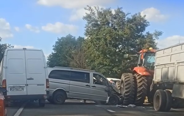 Аварія на Черкащині: зіштовхнулися два мікроавтобуси і трактор