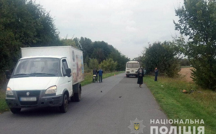 Потрапила під колеса вантажівки: на Черкащині медики борються за життя дитини