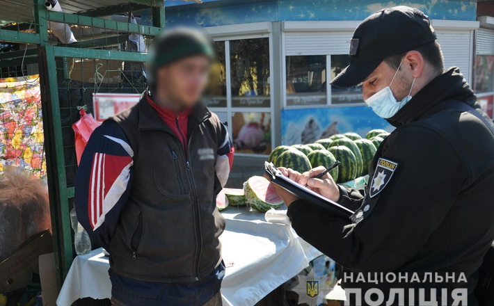 На черкаських продавців, які торгують на стихійних ринках, склали протоколи