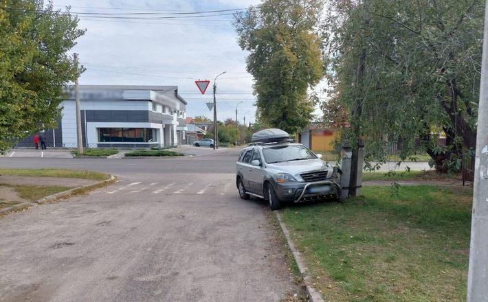 Збила пішохода на тротуарі та в’їхала в електроопору: у Черкасах сталася ДТП
