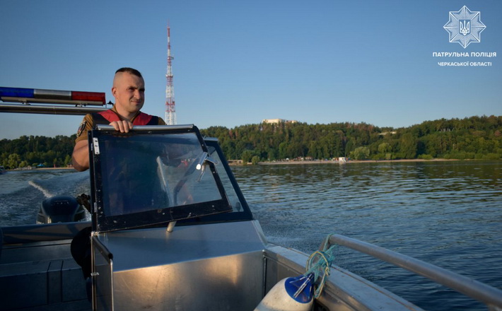 Черкаські патрульні допомогли чоловікові, якому стало зле на воді