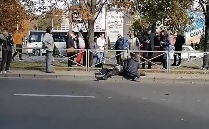 У Черкасах біля ТРЦ збили пішохода (ВІДЕО)