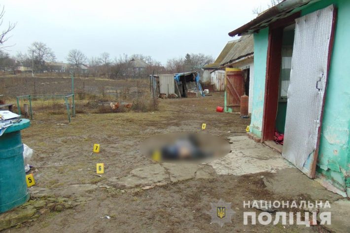 Била руками, ногами та палицею: на Уманщині неповнолітня дівчина вбила чоловіка