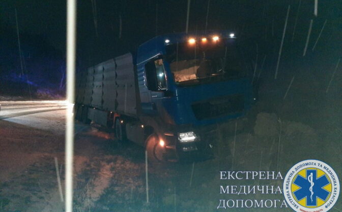 Зіткнення вантажівки з легковиком: постраждали двоє людей