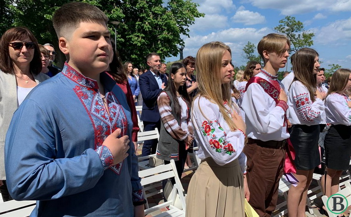 Для понад 1500 випускників у Черкасах завершився навчальний рік (ФОТОРЕПОРТАЖ, ВІДЕО)