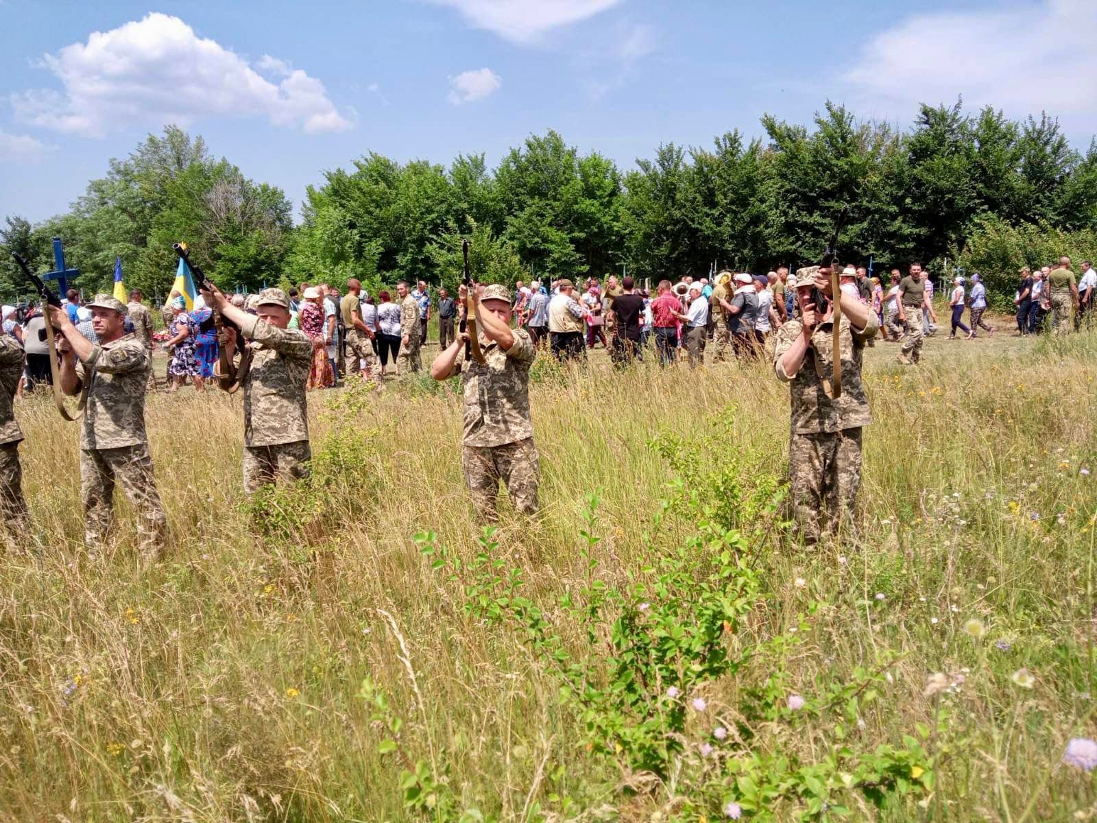 У Черкаському районі провели в останню путь трьох військових (ФОТО)