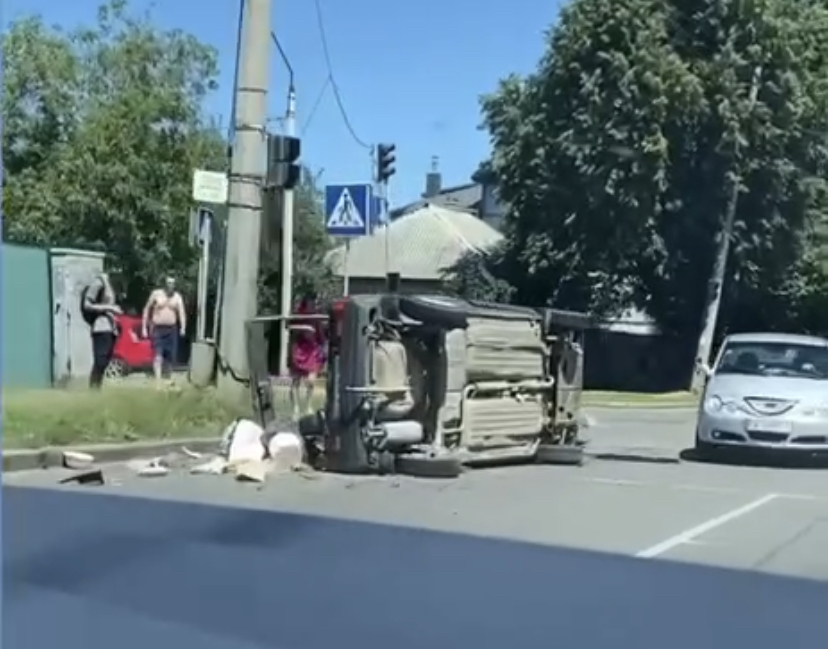У Черкасах сталася аварія з переворотом: постраждали троє людей
