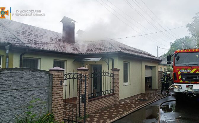 Коротке замикання: у Черкасах горів житловий будинок
