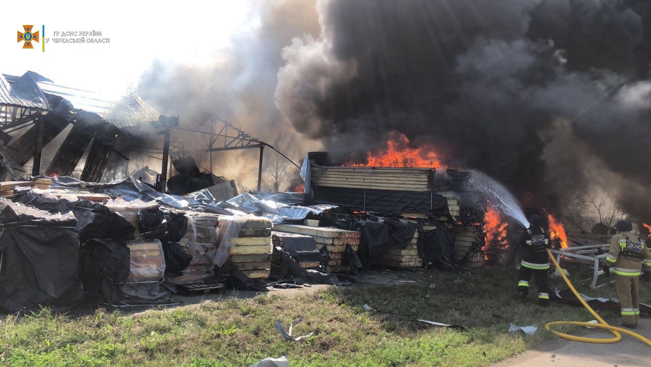 Уламки крилатої ракети зруйнували деревообробне підприємство на Уманщині