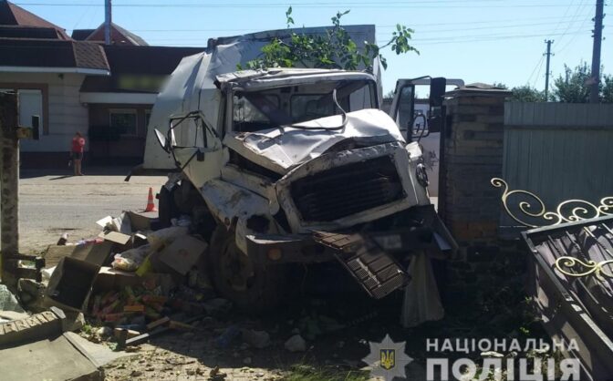 У Лисянці керманич вантажівки в’їхав у кам’яний паркан, постраждав пасажир (ФОТО)