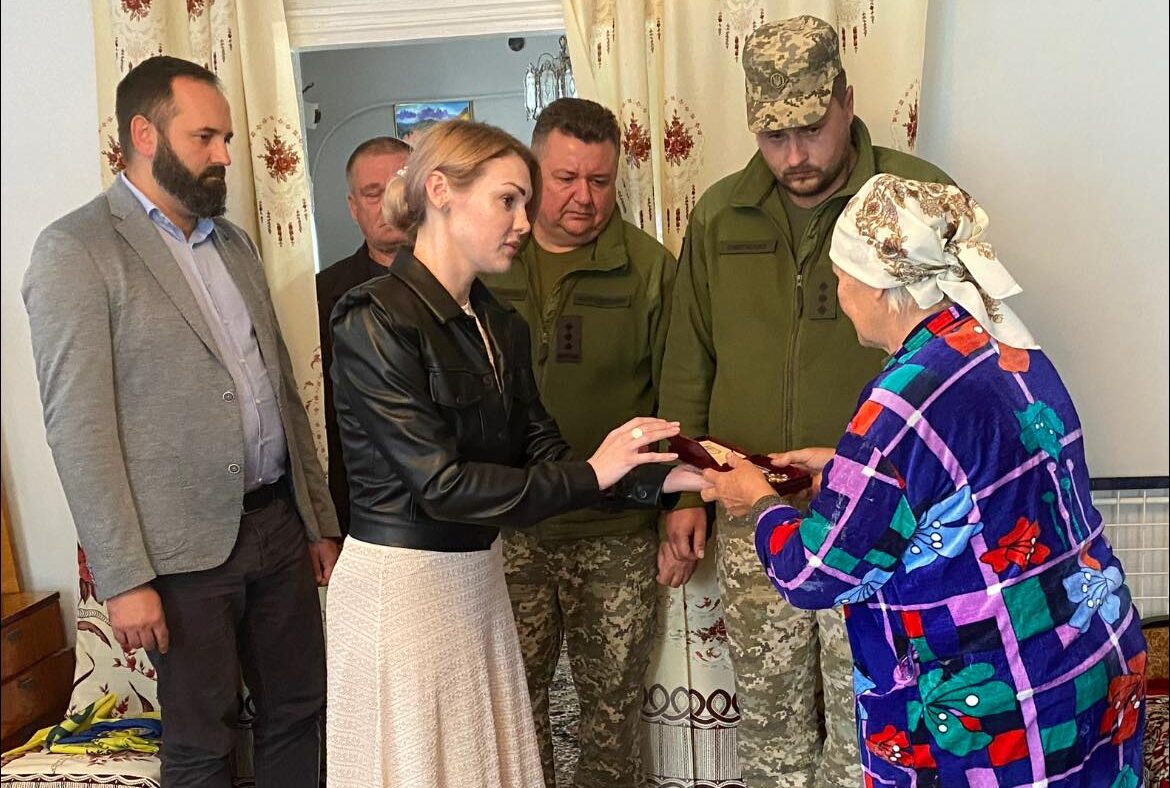 Президент посмертно відзначив двох військових зі Сміли. Нагороди отримали рідні (ФОТО)