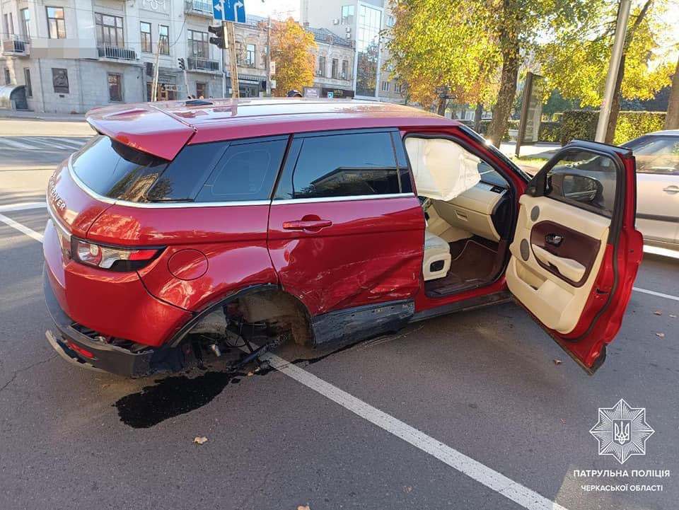 Біля Черкаської медичної академії не розминулися два позашляховики