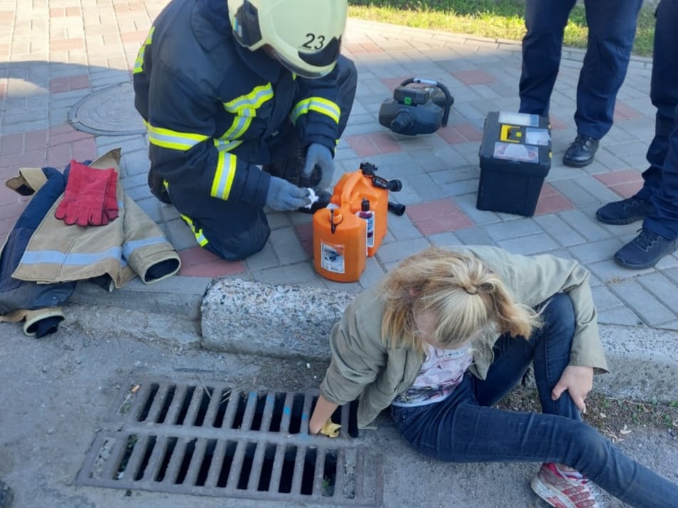 Рятувальники допомогли черкащанці дістати руку з каналізаційної решітки