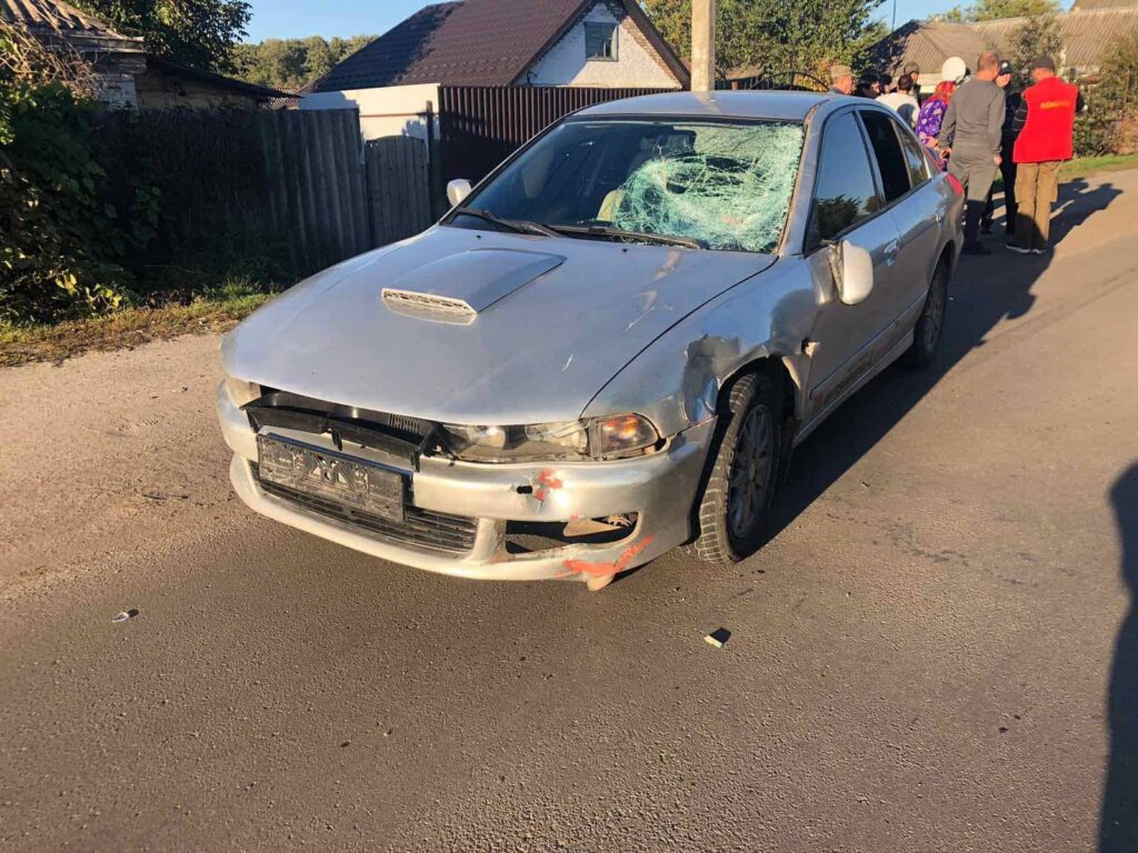 Раптово вибіг на дорогу: в Черкаській області водій авто збив пішохода (ФОТО)