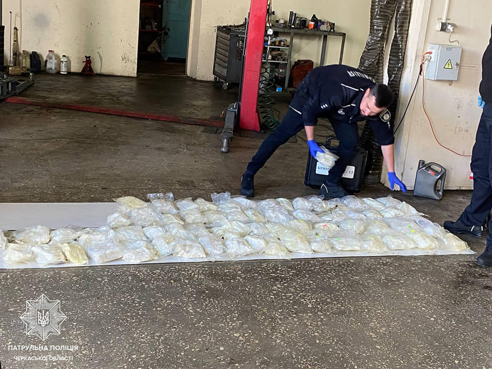 На черкаській СТО в автомобілі виявили 65 пакетів із наркотиками (ФОТО)