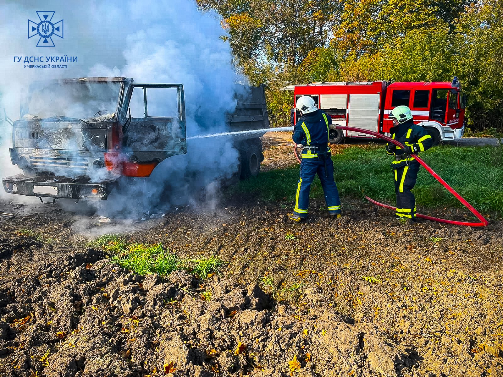 На Уманщині пожежа знищила кабіну та моторний відсік вантажівки (ФОТО, ВІДЕО)