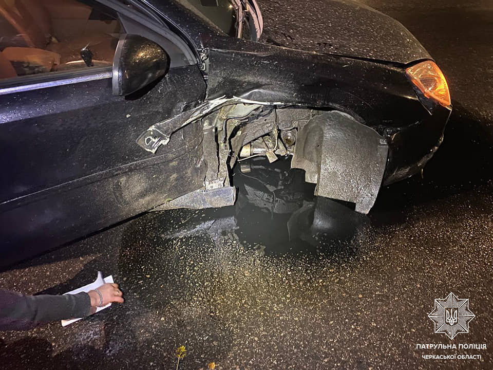 Відлетіло колесо: у Черкасах жінка наїхала на бордюр (ФОТО)