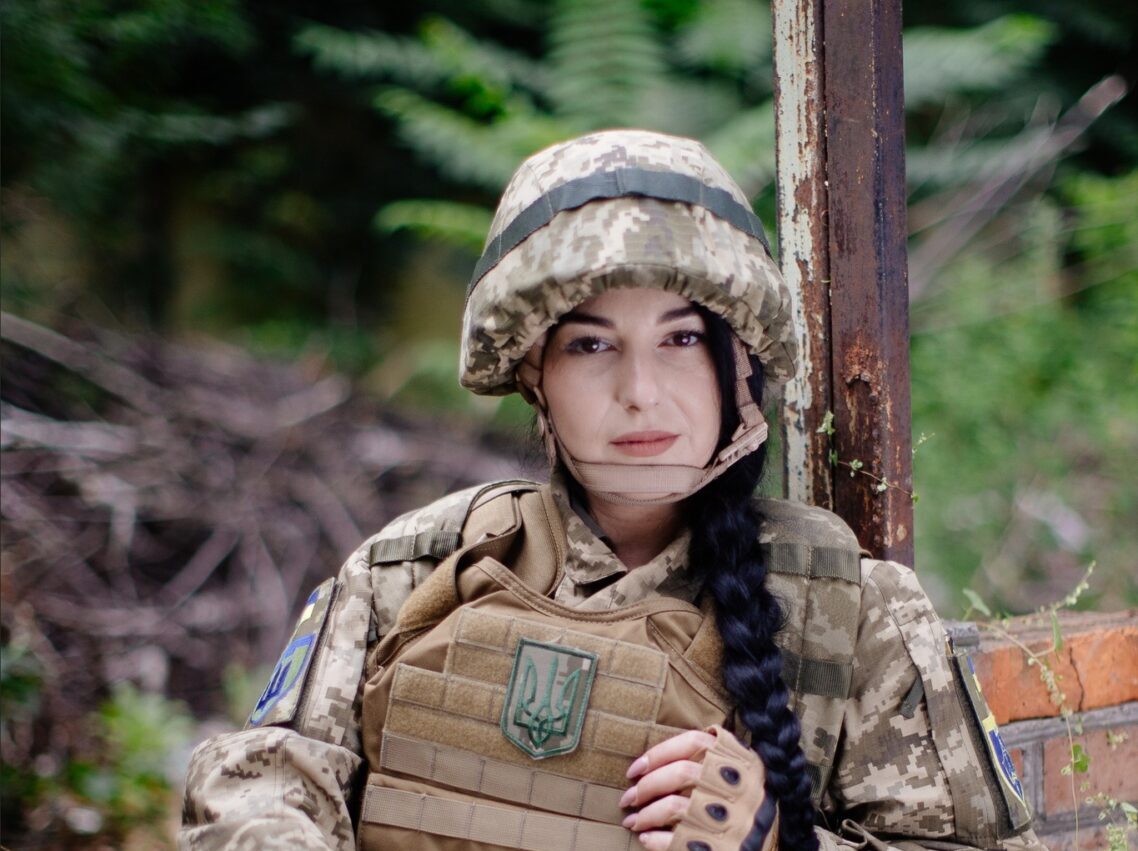 “У війни жіноче обличчя”: завтра в Черкасах відкриють фотовиставку (АНОНС)