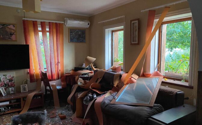 Черкащанка показала фото свого будинку, який постраждав від уламків ракети