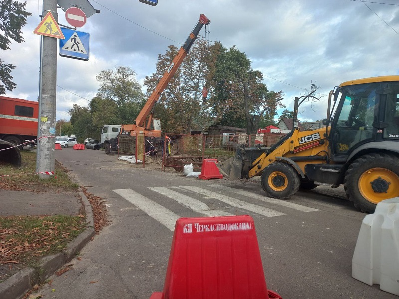До кінця наступного тижня буде перекритий рух автомобілів поблизу провалля в Черкасах