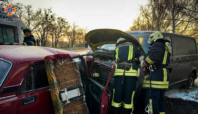На Черкащині зіштовхнулись мікроавтобус і легковик, троє людей з важкими травмами