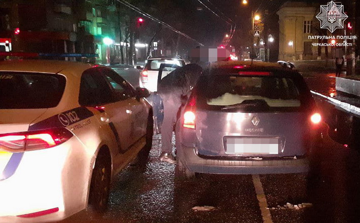 У Черкасах п’яний водій в’їхав у чужу автівку
