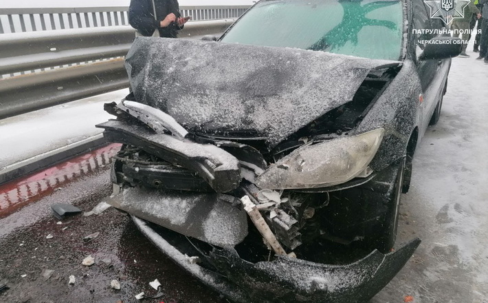 Зіштовхнулись чотири автівки: на черкаській дамбі сталася ДТП (ФОТО)