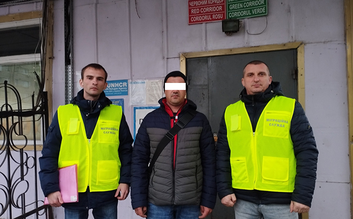 Черкаські міграційники депортували росіянина з України