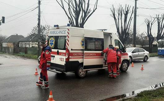Перевозили пацієнтку у важкому стані: у Черкасах пішохід не пропустив “швидку”