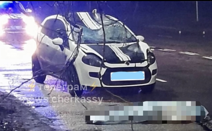 У Черкасах під колесами авто загинула людина