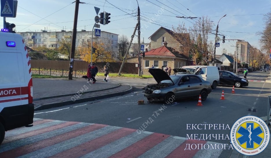 ДТП у Черкасах: не розминулись легковик та мікроавтобус