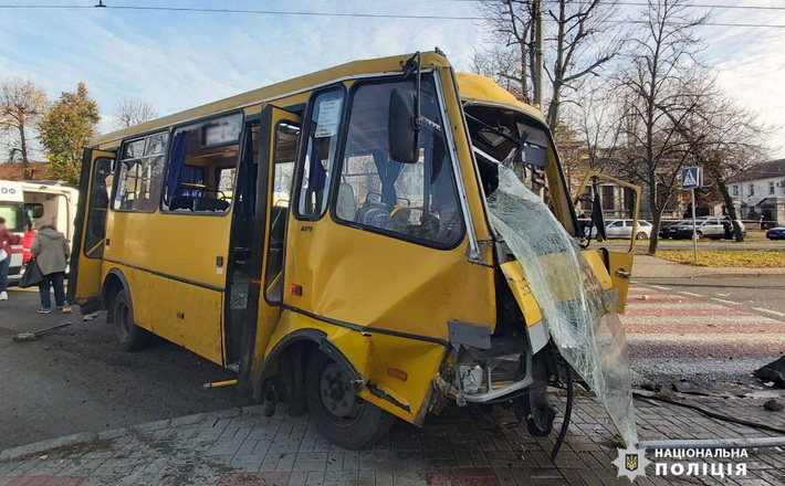 Не надала перевагу в русі автобусу: у поліції повідомили деталі масштабної аварії у Черкасах (ФОТО)