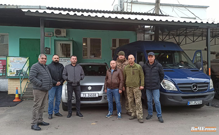 Черкащани на передовій підсилили військових ще двома автівками (ВІДЕО)
