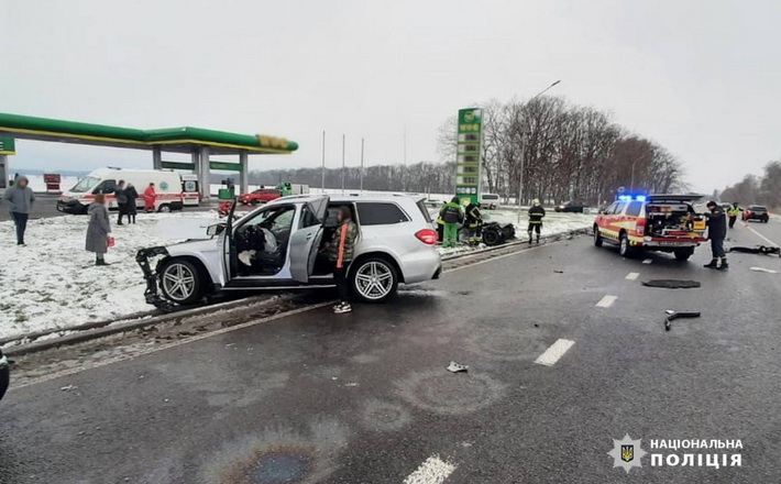 Виїхав на зустрічну смугу: у поліції повідомили деталі аварії, де загинула жінка і травмувались діти