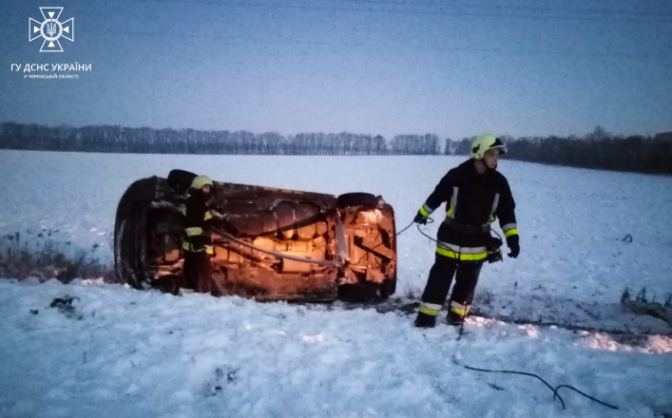 За минулу добу черкаські рятувальники ліквідували наслідки чотирьох ДТП